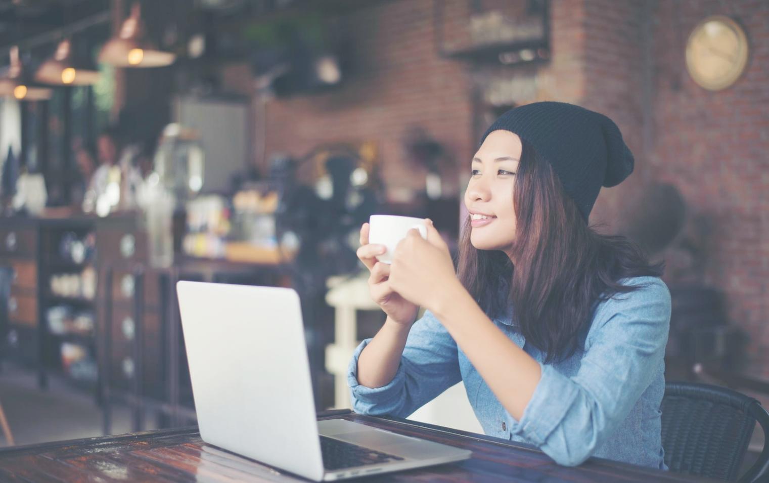 Moderner Arbeitsplatz mit Finanzanalysen