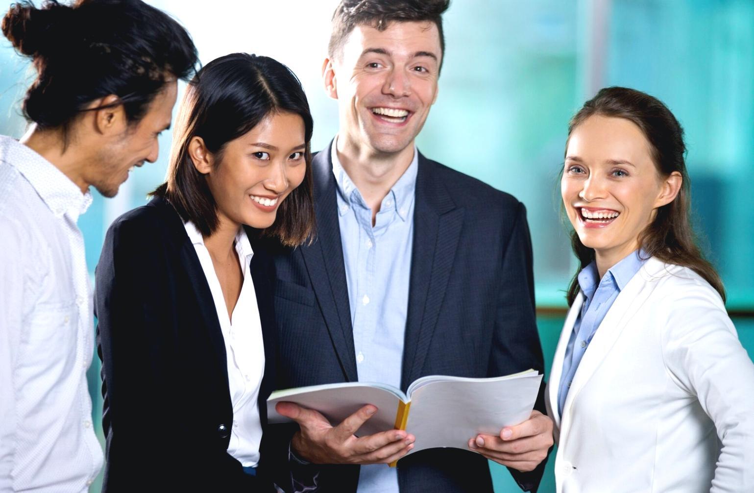 Finanzberichte und Geschäftsdokumente auf einem Schreibtisch