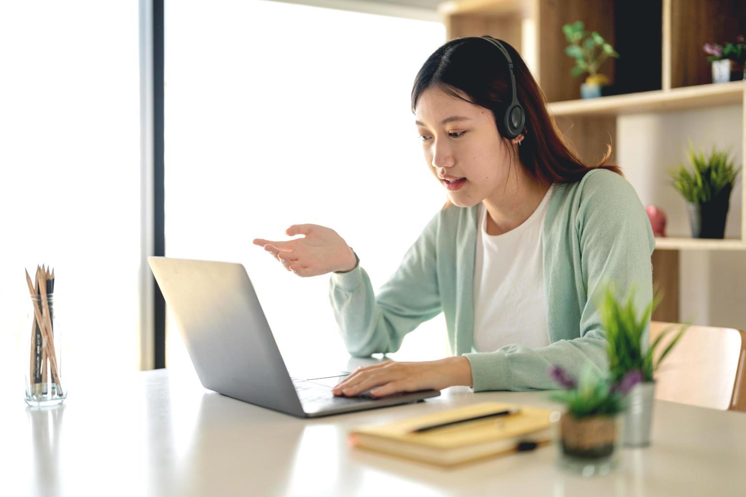 Arbeitsplatz mit Finanzanalyse-Unterlagen und Laptop