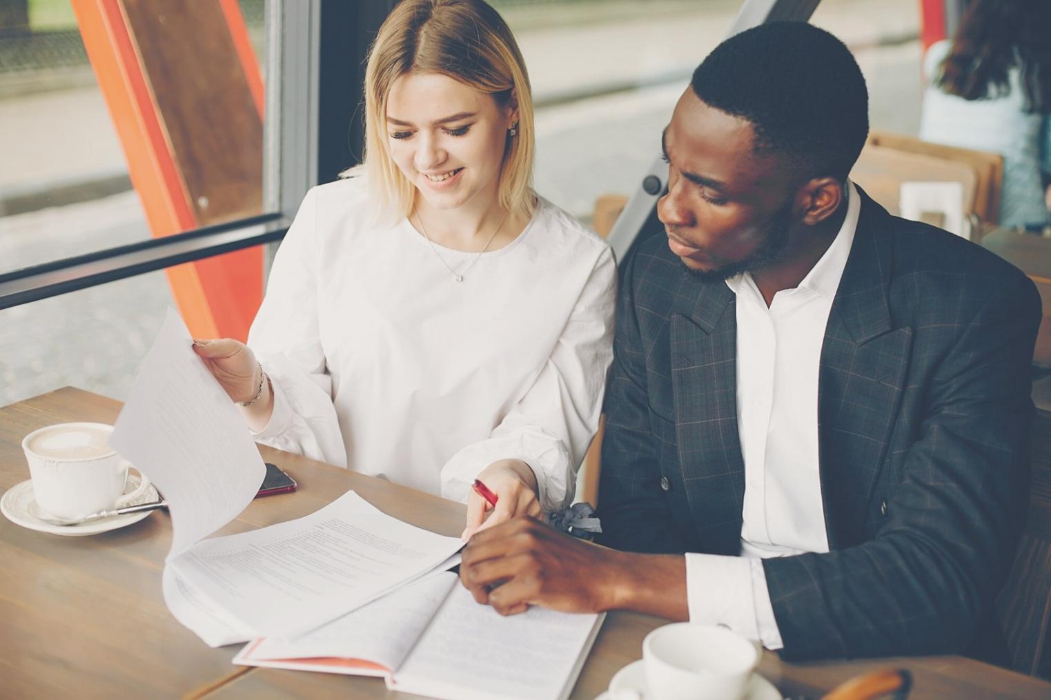 Team bei der Arbeit an Finanzberichten